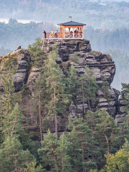 游客们在受欢迎的观望塔Mariina Vyhlidka举行早餐会或早餐会 捷克共和国波希米亚瑞士国家公园的重要观点 — 图库照片