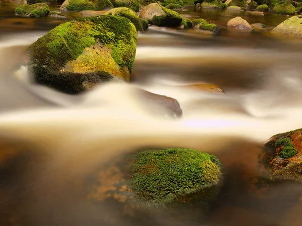 Stora stenar i skummande vatten av snabb ström. lätt suddiga vatten böjda mellan stenblock — Stockfoto