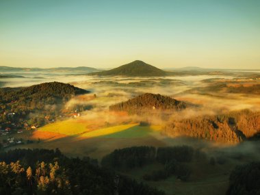 güzel dağ çek-Saksonya İsviçre Park güneşli sonbahar gündoğumu. sıcak güneş ışınları savaşmak için soğuk zemin mist Vadisi.