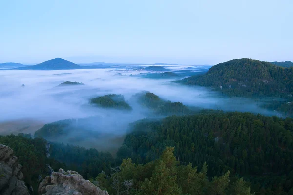 Kylig höst atmosfär på landsbygden. kall och fuktig höst morgon, dimman går i dalen mellan bergen. — Stockfoto