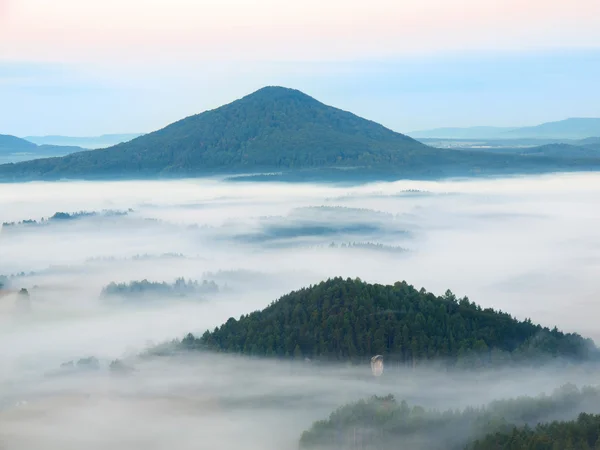 Chladný podzim atmosféra v krajině. studené a vlhké podzimního rána, mlha se pohybuje v údolí mezi kopci. — Stock fotografie