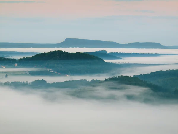 Ambiente frío de otoño en el campo. Mañana de otoño fría y húmeda, la niebla se mueve en valle entre colinas . — Foto de Stock