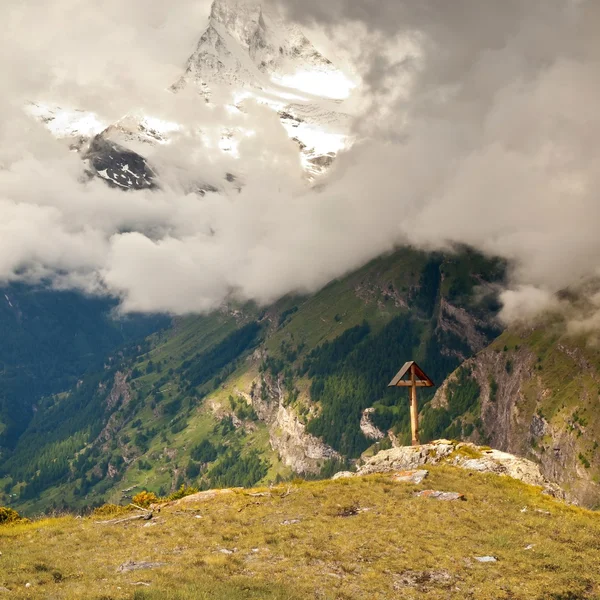Houten kruis op een bergtop in de alp. Kruis op de top van een piek van de bergen als typisch in de Alpen. — Stockfoto