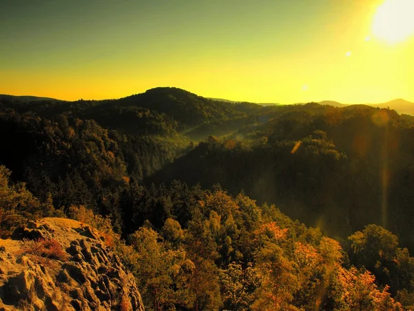 Herbst felsigen Aussichtspunkt. Tiefe Täler mit buntem Nebel und felsigen Hügeln ragen in die Sonne. herrlicher Herbstmorgen. — Stockfoto