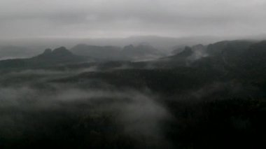soğuk gece Güz Valley Saksonya İsviçre Park. Karanlıktan arttı hills.
