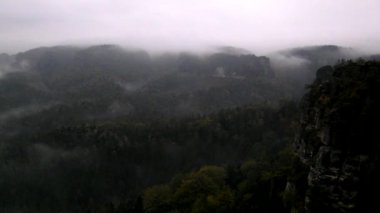 soğuk gece Güz Valley Saksonya İsviçre Park. Karanlıktan arttı hills.