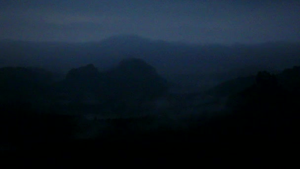 Nuit froide et brumeuse dans une vallée d'automne du parc Saxe Suisse. Collines augmentées par l'obscurité magique . — Video