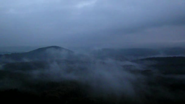 Noche brumosa fría en un valle de otoño del parque Sajonia Suiza. Las colinas aumentaron de la oscuridad . — Vídeo de stock