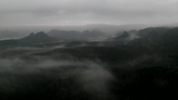 Kalte neblige Nacht in einem Falltal des Sächsischen Nationalparks. Hügel aus der Dunkelheit. — Stockvideo