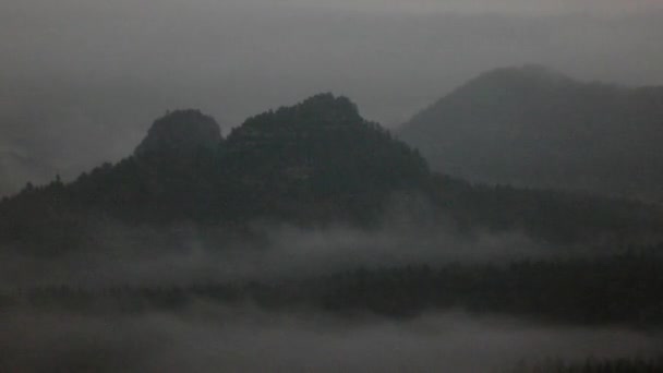 Kalte neblige Nacht in einem Falltal des Sächsischen Nationalparks. Hügel aus der Dunkelheit. — Stockvideo