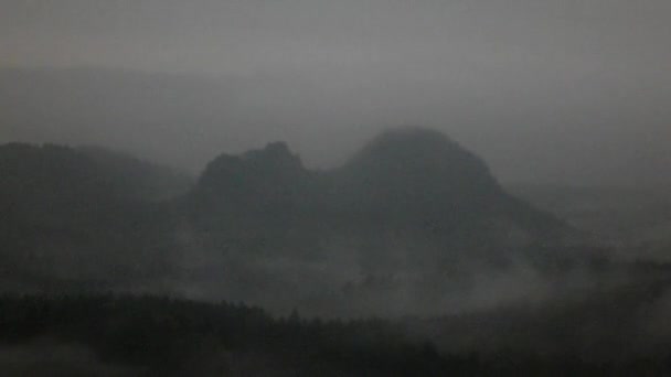 Increíble amanecer en una hermosa montaña del parque checo-suizo de Sajonia. Picos de colinas rocosas aumentaron a partir de fondo brumoso — Vídeo de stock