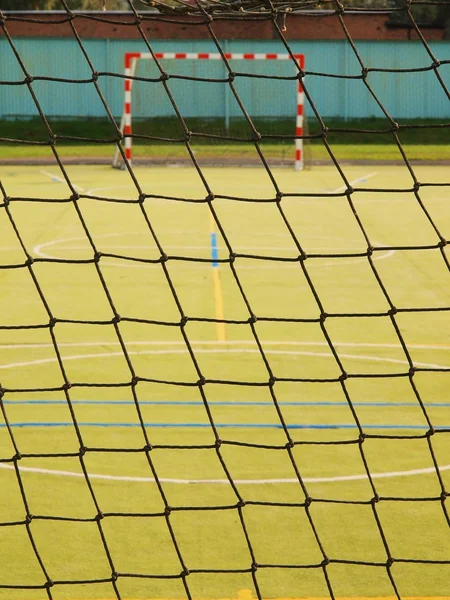 Leeres Tor. Outdoor-Fußball- oder Handballspielplatz, hellrote Ziegelsteinoberfläche auf dem Boden — Stockfoto