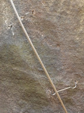 dağcılar yolu. demir vida ek kanca tarafından blok içinde sabit ip bükülmüş. halat sonunda kumtaşı kaya içine demir attı..