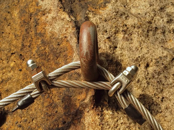 Detail van touw einde verankerd in zandsteen rotsen. ijzer twisted touw opgelost in blok door schroeven module haken. — Stockfoto