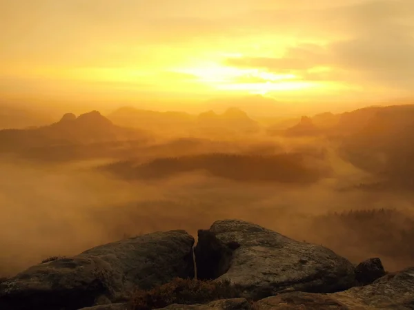 rüya gibi puslu manzara. Majestic mountain aydınlatma sis kesti. derin vadi renkli sis dolu ve kayalık hills güneşe savunuyorsun. muhteşem bir sonbahar sabahı.