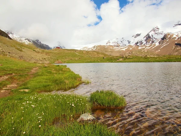 Autumn lake in Alps with mirror level. Misty sharp peaks of high mountains in background. — Stock Photo, Image