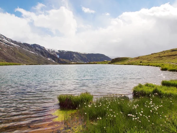 Herbstsee in den Alpen mit Spiegelhöhe. neblig scharfe Gipfel hoher Berge im Hintergrund. — Stockfoto