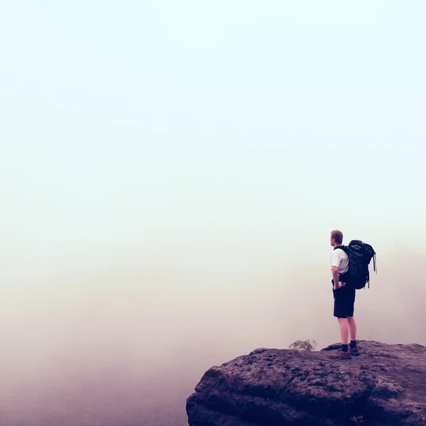 極と大きなバックパック ロッキー ビュー ポイントに立っていると霧のかかった朝の風景を見ていると観光。国立公園 saxon スイス連邦共和国ドイツに。メランコリックな秋の朝. — ストック写真