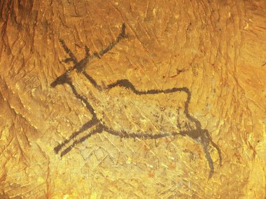 Siyah karbon boya geyik kumtaşı duvar, tarih öncesi resmin kopyasını. Soyut çocuk sanat kumtaşı mağarada.
