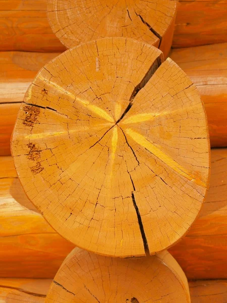 Detalj av balkar i stuga väggen. Målat trä med fungicid ljus röd färg. — Stockfoto