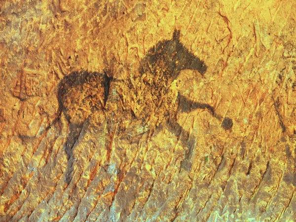 Absztrakt gyermekek művészeti barlang. fekete szén-dioxid-fest lovak homokkő falon, őskori kép másolata. — Stock Fotó