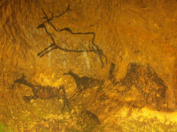 Abstrakte Kinderkunst in der Sandsteinhöhle. schwarze Kohlenstofffarbe der Menschenjagd auf Sandsteinmauer, Kopie eines prähistorischen Bildes. — Stockfoto