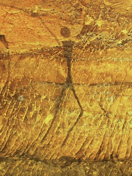 Çocuk Sanat kum taşı mağarasında soyut. Siyah karbon boya kumtaşı duvar, tarih öncesi resmin kopyasını insan av. — Stok fotoğraf