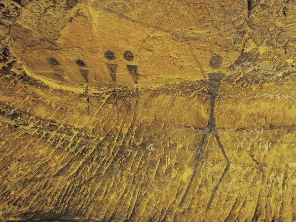 Arte abstracto de los niños en la cueva de arenisca. Pintura de carbón negro de la caza humana en la pared de piedra arenisca, copia del cuadro prehistórico . —  Fotos de Stock