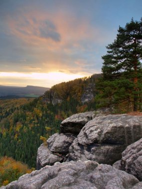 Sonbahar günbatımı bohem İsviçre renkli Vadisi düşmeye kumtaşı kayaların üzerinden görüntüleyin. Kumtaşı tepeler ve tepeler renkli arka plan arttı.
