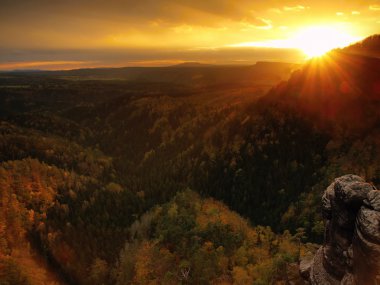 Sonbahar günbatımı bohem İsviçre renkli Vadisi düşmeye kumtaşı kayaların üzerinden görüntüleyin. Kumtaşı tepeler ve tepeler renkli arka plan arttı.