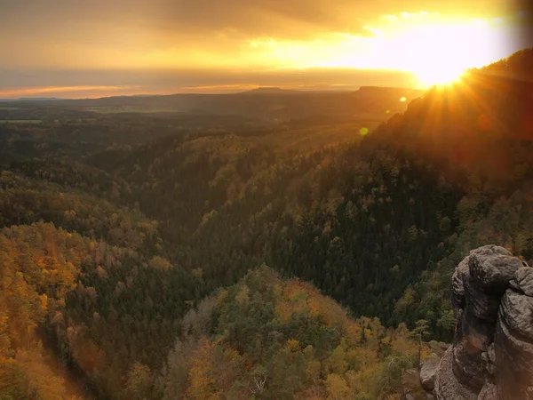 Podzimní západ slunce nad pískovcové skály na podzim barevné údolí od České Švýcarsko. Pískovcové vrcholy a kopce se zvýšil z barevné pozadí. — Stock fotografie