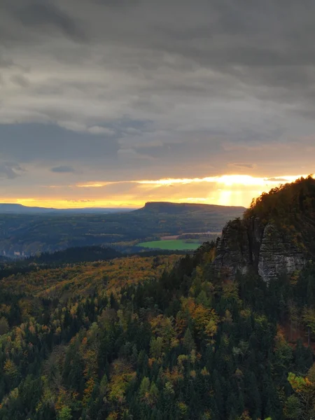 秋の夕日に落ちる自由奔放なスイス連邦共和国のカラフルなバレーの砂岩の岩の上を表示します。砂岩の山と丘は、カラフルな背景から増加. — ストック写真