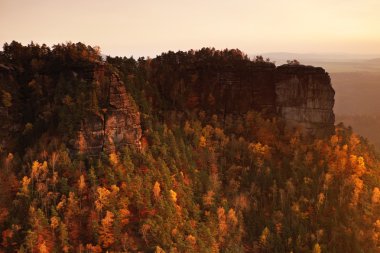 Sonbahar günbatımı bohem İsviçre renkli Vadisi düşmeye kumtaşı kayaların üzerinden görüntülemek.