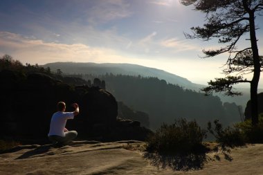 Sporcu rock rock empires Park üzerinde duran ve üzerinde güneş güzel an puslu ve sisli sabah Vadisi'ne doğa mucizesi izlerken