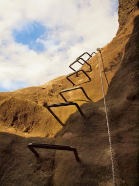 dağcılar yolu. demir vida ek kanca tarafından blok içinde sabit ip bükülmüş. halat sonunda kumtaşı kaya içine demir attı..