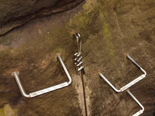 Klimmers manier. ijzer twisted touw opgelost in blok door schroeven module haken. het einde van de touw verankerd in zandsteen rotsen. — Stockfoto