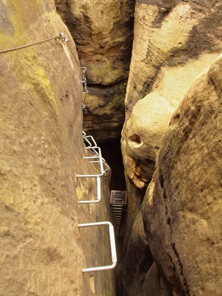 Par ici les grimpeurs. Corde torsadée en fer fixée en bloc par des vis mousquetons. L'extrémité de la corde ancrée dans le rocher de grès . — Photo