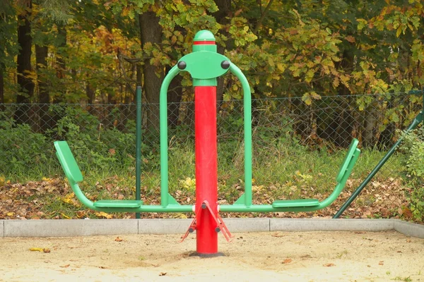 Leere neu gestrichene Wippe auf dem Spielplatz, neue Spielgeräte für den Kindergarten — Stockfoto