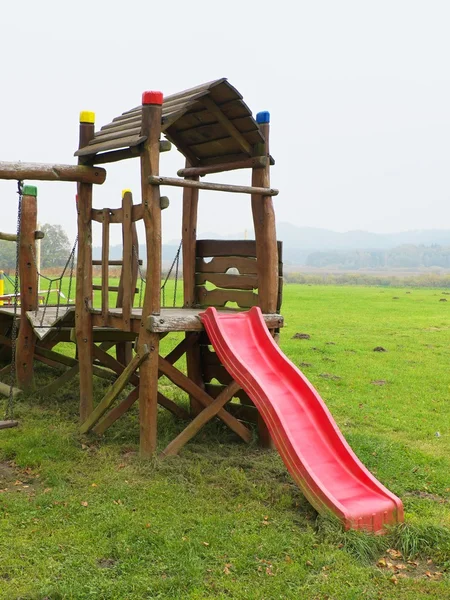 Glijden vanaf crawl bouw op moderne kinderen speelplaats — Stockfoto