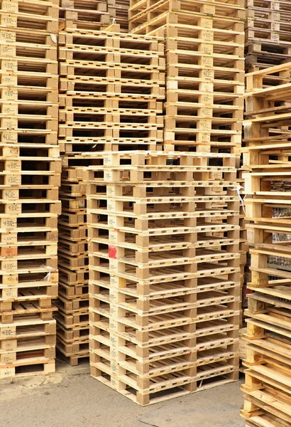 Estoque de novas paletes de madeira euro na empresa de transporte . — Fotografia de Stock