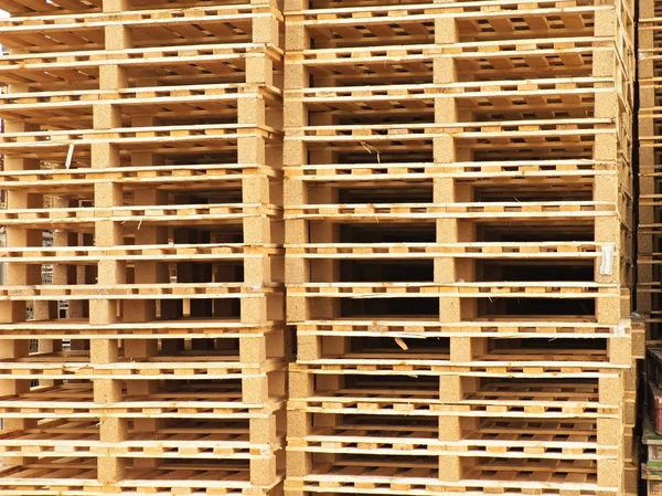 Lager av nya euro-pallar med trä på transportföretag. — Stockfoto
