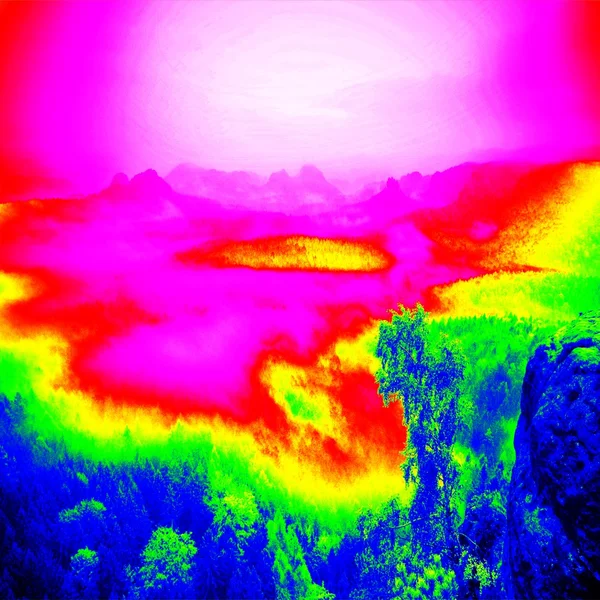 Fantastické infračervené skenování skalnaté krajiny, borový les s barevné mlhy, teplé slunečné nebe. Grunge pozadí v barvách Termografie. — Stock fotografie