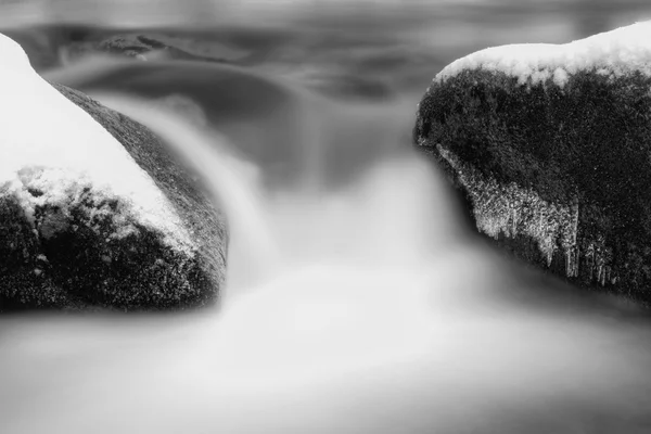 Smoky cold water of mountain stream in winter time. Big granite boulders. — Stock Photo, Image