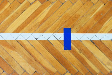 Spor salonunun renkli işaretleme çizgili ahşap zemin yıpranmış.