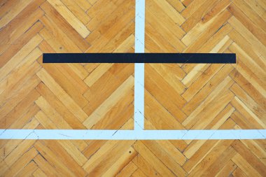 Spor salonunun renkli işaretleme çizgili ahşap zemin yıpranmış.