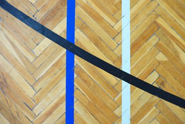 Spor salonunun renkli işaretleme çizgili ahşap zemin yıpranmış.