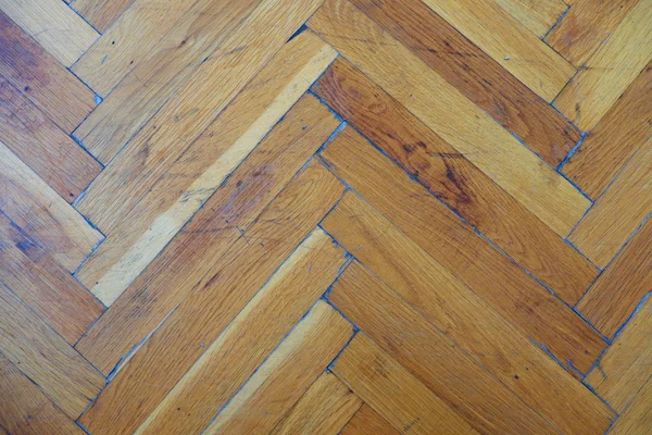 Suelo de madera gastado de sala de deportes con líneas de marcado de colores . —  Fotos de Stock