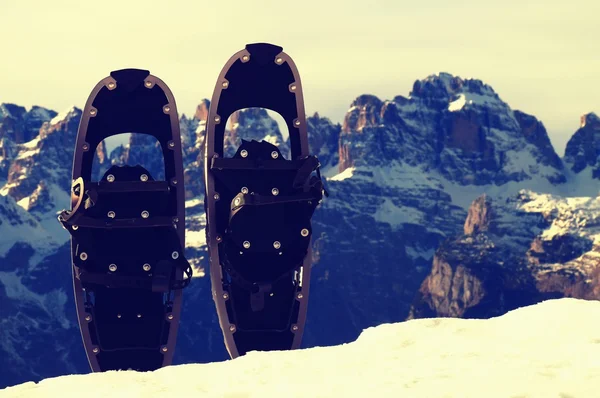 Raquetas de nieve en la nieve en la cima de la montaña, bonito día de invierno soleado —  Fotos de Stock