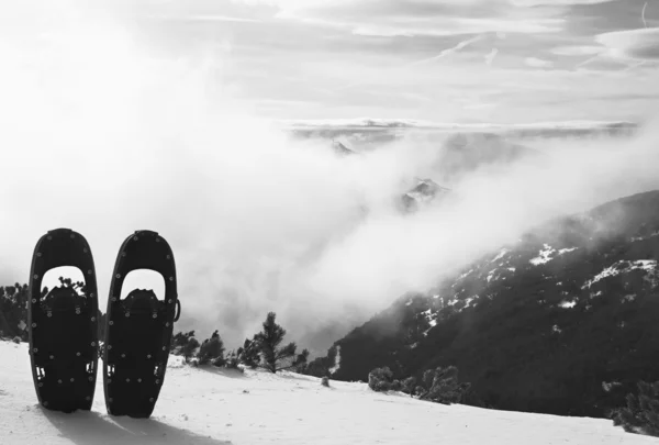 Sapatilhas de neve na neve no pico da montanha, bom dia de inverno ensolarado — Fotografia de Stock