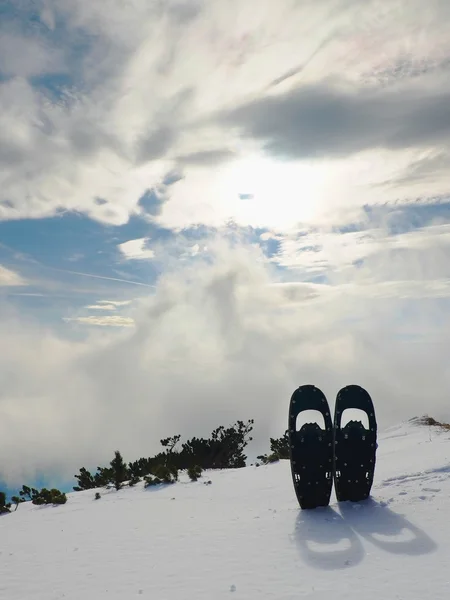 Raquetas de nieve en la nieve en la cima de la montaña, bonito día de invierno soleado — Foto de Stock